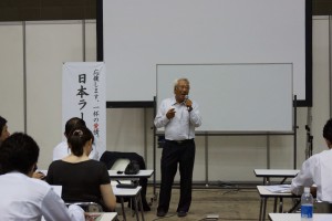 東京都中華麺製造業協同組合理事長、鳥居式らーめん塾 塾長として活躍。